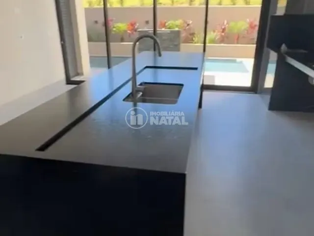 Casa com 252m² 3 quartos e 4 banheiros, para alugar, no bairro Conjunto Habitacional Alexandre Urbanas em Londrina