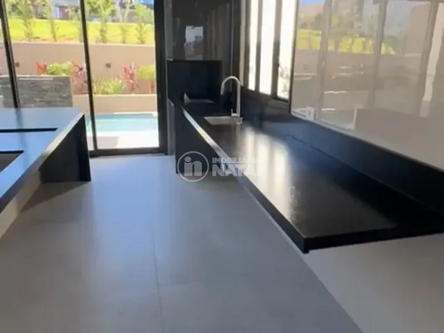 Casa com 252m² 3 quartos e 4 banheiros, para alugar, no bairro Conjunto Habitacional Alexandre Urbanas em Londrina