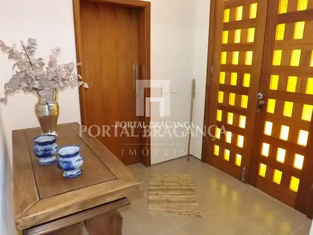 Casa com 625m² 3 quartos e 4 banheiros, à venda, no bairro Condomínio Residencial e Comercial Fazenda Santa Petronilla em Bragança Paulista