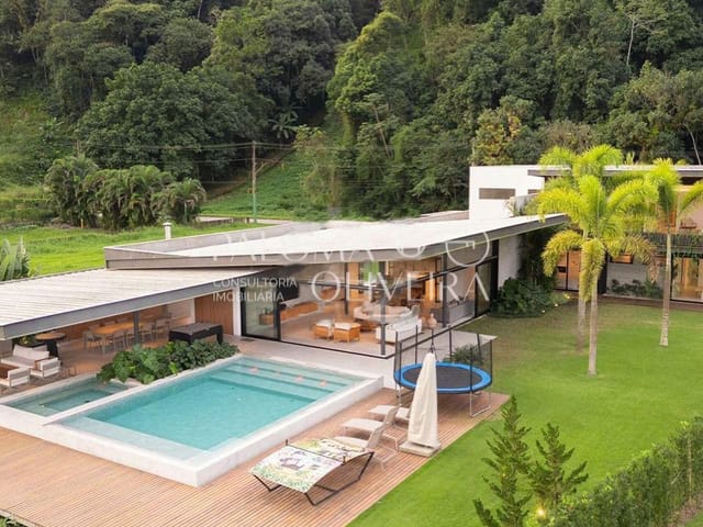 Casa 6 quartos e 8 banheiros, à venda ou para alugar, no bairro Mangaratiba em Mangaratiba
