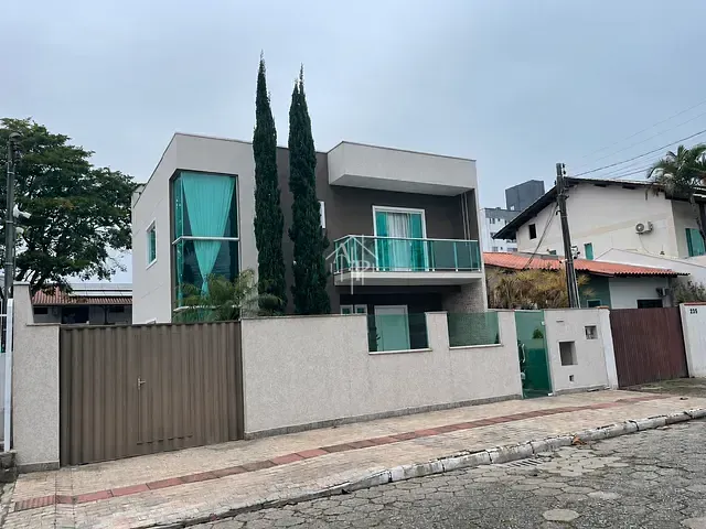 Casa 3 quartos e 3 banheiros, para alugar, no bairro São Vicente em Itajaí