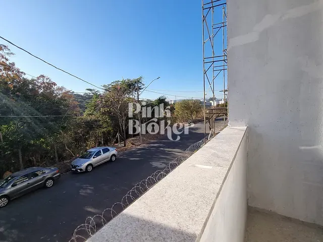Casa com 150m² 3 quartos e 3 banheiros, à venda, no bairro Cabral em Contagem