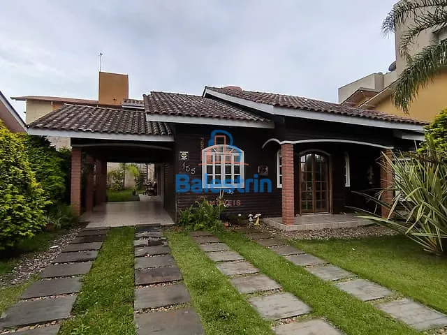 Casa 3 quartos e 3 banheiros, à venda, no bairro Centro em Fraiburgo
