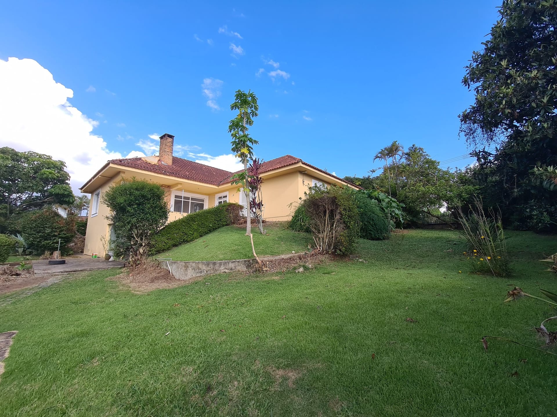 Casa linear em terreno de 1.400m² no Santa Elisa