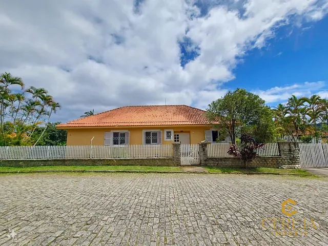 Casa com 1400m² 5 quartos e 4 banheiros, à venda, no bairro Sans Souci em Nova Friburgo