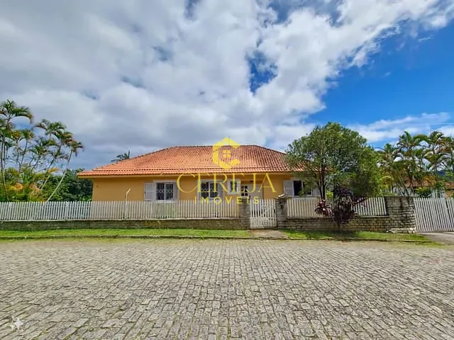 Casa com 1400m² 5 quartos e 4 banheiros, à venda, no bairro Sans Souci em Nova Friburgo