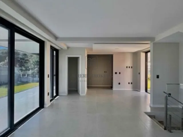 Casa 3 quartos e 4 banheiros, à venda, no bairro Jurerê em Florianópolis