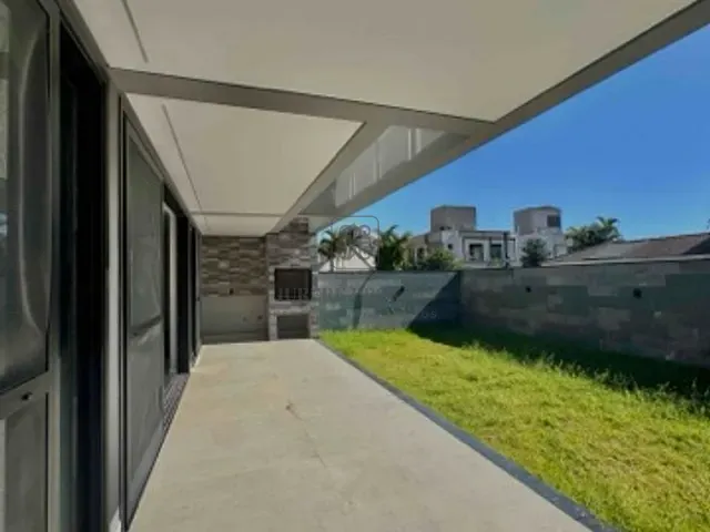 Casa 3 quartos e 4 banheiros, à venda, no bairro Jurerê em Florianópolis
