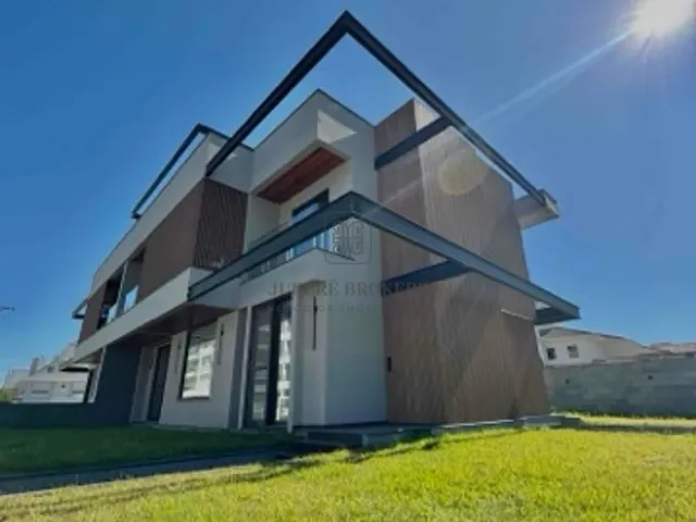Casa 3 quartos e 4 banheiros, à venda, no bairro Jurerê em Florianópolis