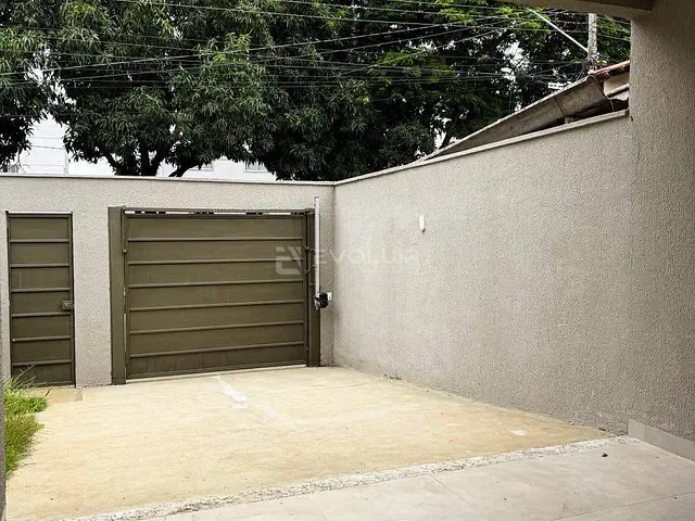 Casa 3 quartos e 2 banheiros, à venda, no bairro Parque Flamboyant em Goiânia