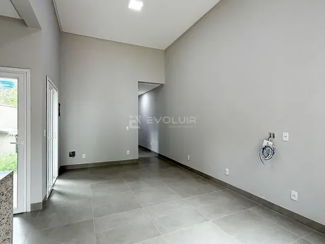 Casa 3 quartos e 2 banheiros, à venda, no bairro Parque Flamboyant em Goiânia