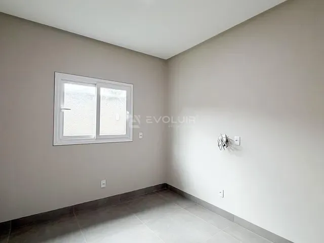 Casa 3 quartos e 2 banheiros, à venda, no bairro Parque Flamboyant em Goiânia