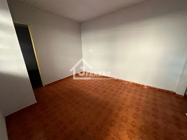 Casa com 200m² 2 quartos e 1 banheiro, para alugar, no bairro Jardim Guanabara II em Goiânia