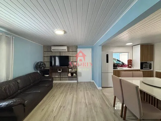 Casa 2 quartos e 1 banheiro, à venda, no bairro Campo Comprido em Curitiba