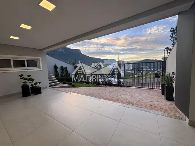Casa com 265m² 4 quartos e 4 banheiros, à venda, no bairro Pedra Branca em Palhoça