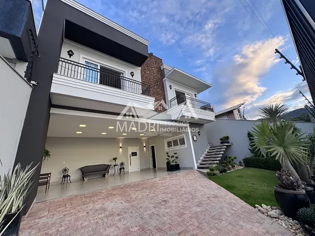 Casa com 265m² 4 quartos e 4 banheiros, à venda, no bairro Pedra Branca em Palhoça