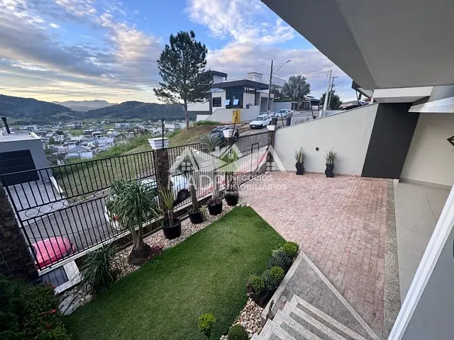 Casa com 265m² 4 quartos e 4 banheiros, à venda, no bairro Pedra Branca em Palhoça