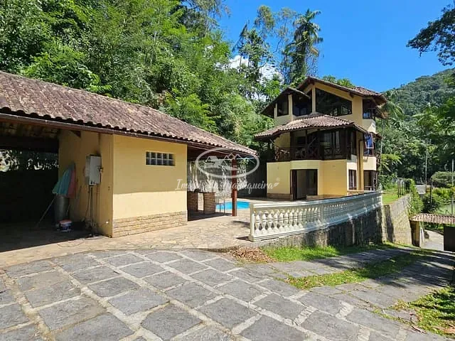 Casa com 1100m² 4 quartos e 3 banheiros, à venda, no bairro Fazendinha (Penedo) em Itatiaia