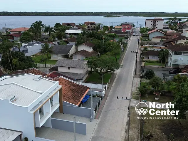 Casa com 150m² 3 quartos e 2 banheiros, à venda, no bairro Costeira em Balneário Barra do Sul