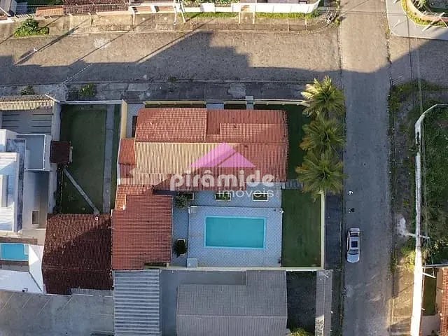 Casa com 630m² 4 quartos e 2 banheiros, à venda, no bairro Martin de Sá em Caraguatatuba