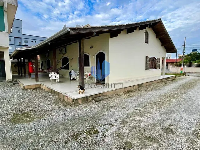 Casa com 1080m² 3 quartos e 2 banheiros, à venda, no bairro Rio Pequeno em Camboriú