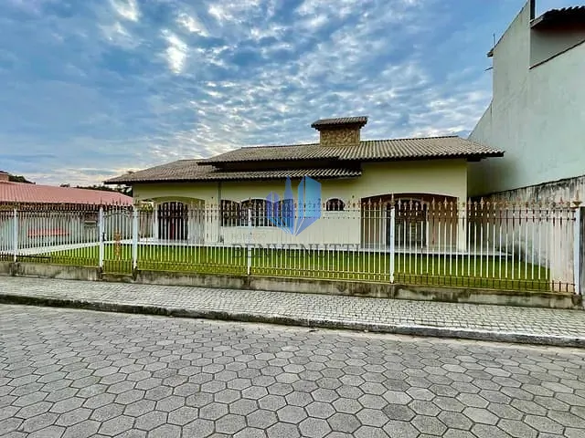 Casa com 1080m² 3 quartos e 2 banheiros, à venda, no bairro Rio Pequeno em Camboriú