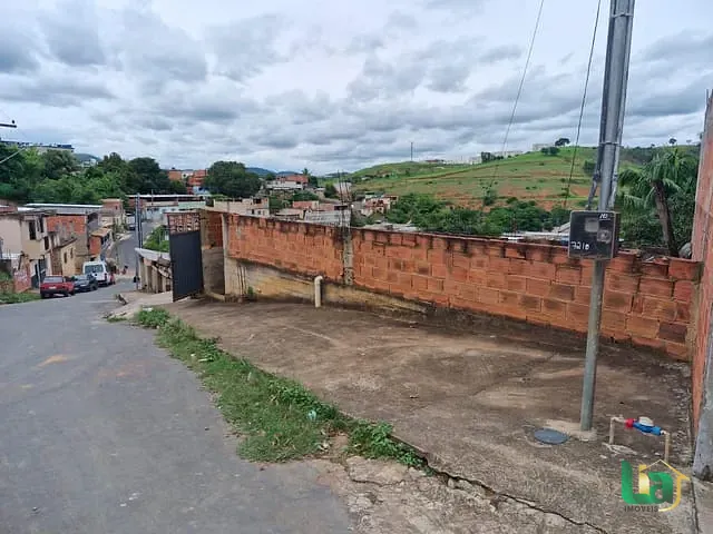 Casa 2 quartos e 1 banheiro, à venda, no bairro São Joaquim em Muriaé