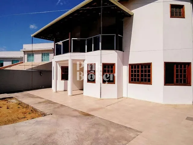 Casa com 410m² 4 quartos e 6 banheiros, à venda, no bairro Cabral em Contagem