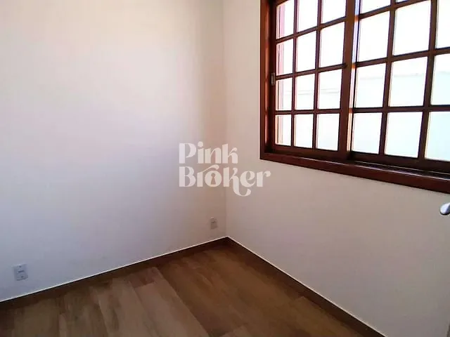 Casa com 410m² 4 quartos e 6 banheiros, à venda, no bairro Cabral em Contagem