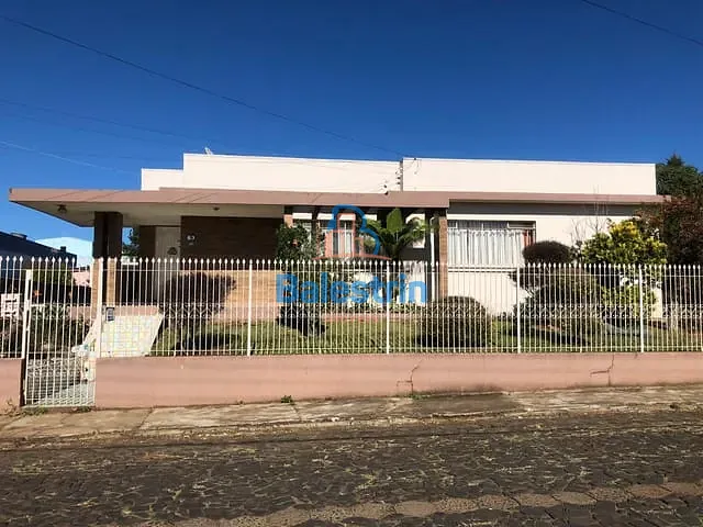 Casa 4 quartos e 2 banheiros, à venda, no bairro Centro em Fraiburgo