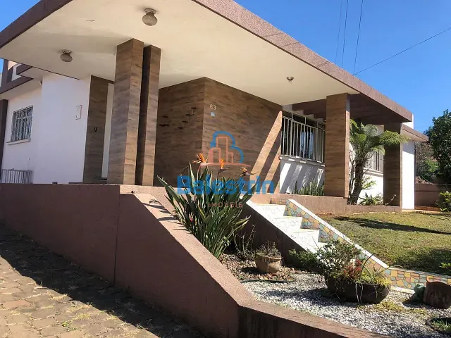 Casa 4 quartos e 2 banheiros, à venda, no bairro Centro em Fraiburgo