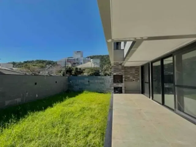 Casa 3 quartos e 4 banheiros, à venda, no bairro Jurerê em Florianópolis