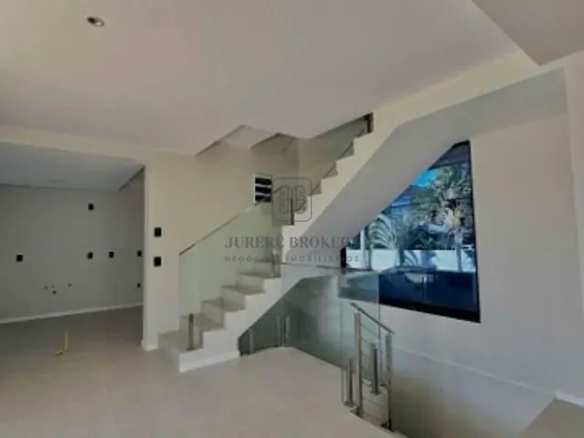Casa 3 quartos e 4 banheiros, à venda, no bairro Jurerê em Florianópolis