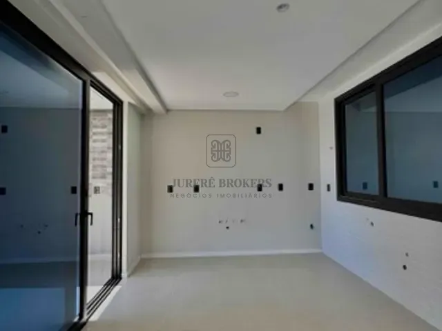 Casa 3 quartos e 4 banheiros, à venda, no bairro Jurerê em Florianópolis