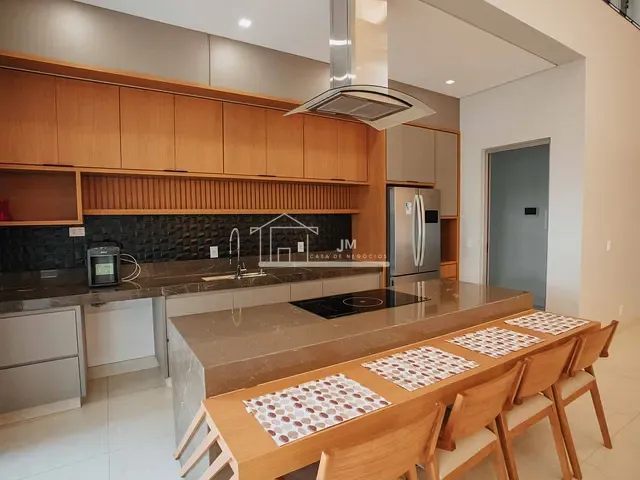 Casa 4 quartos e 6 banheiros, à venda, no bairro Granja Marileusa em Uberlândia