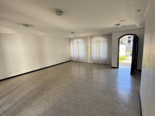 Casa com 444m² 4 quartos e 3 banheiros, para alugar, no bairro Portão em Curitiba