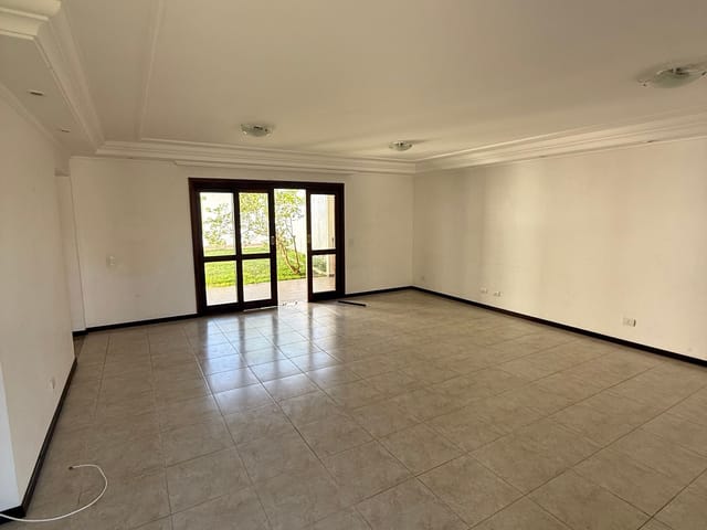 Casa com 444m² 4 quartos e 3 banheiros, à venda, no bairro Portão em Curitiba
