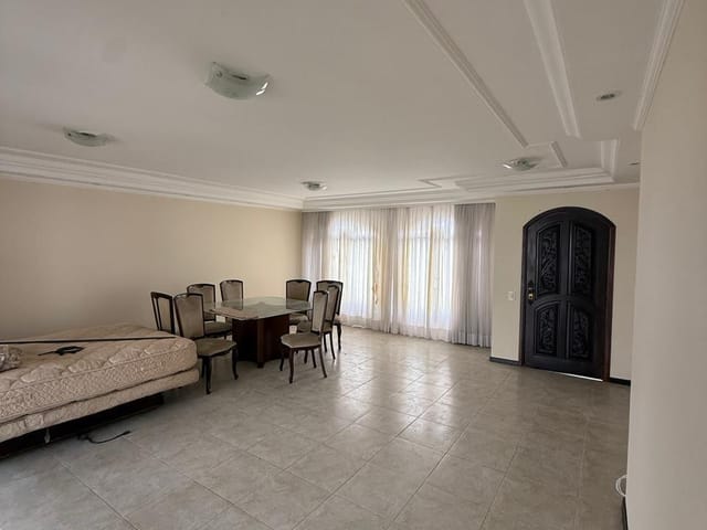 Casa com 444m² 4 quartos e 3 banheiros, à venda, no bairro Portão em Curitiba