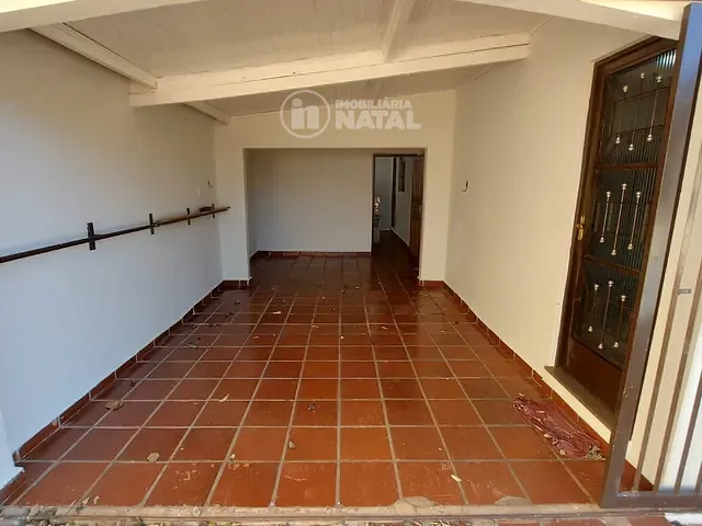 Casa com 250m² 3 quartos e 2 banheiros, para alugar, no bairro Califórnia em Londrina
