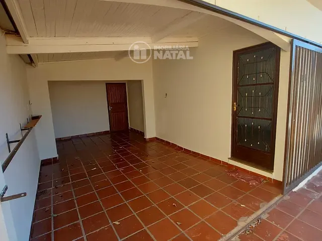 Casa com 250m² 3 quartos e 2 banheiros, para alugar, no bairro Califórnia em Londrina