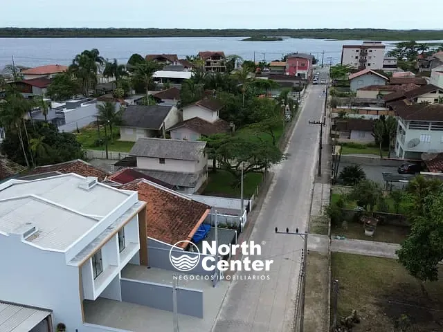 Casa com 150m² 3 quartos e 2 banheiros, à venda, no bairro Costeira em Balneário Barra do Sul