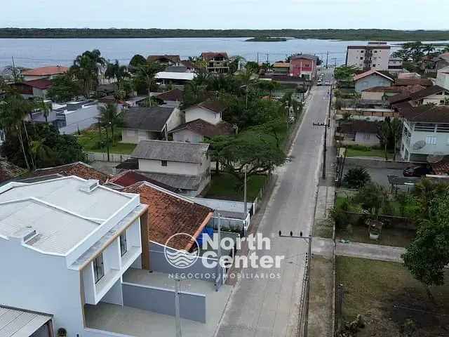 Casa com 150m² 3 quartos e 2 banheiros, à venda, no bairro Costeira em Balneário Barra do Sul