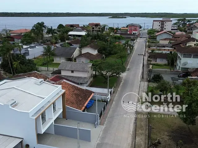 Casa com 150m² 3 quartos e 2 banheiros, à venda, no bairro Costeira em Balneário Barra do Sul