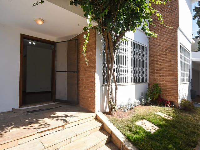 Foto do Casa - Sobrado Residencial de 200 m2 com Piscina para alugar, na Vila Madalena, em São Paulo, com 3 quartos ( 1 suíte), escritório e edícula | Pecoraro Imóveis