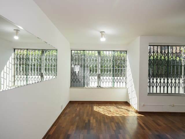 Foto do Casa - Sobrado Residencial de 200 m2 com Piscina para alugar, na Vila Madalena, em São Paulo, com 3 quartos ( 1 suíte), escritório e edícula | Pecoraro Imóveis