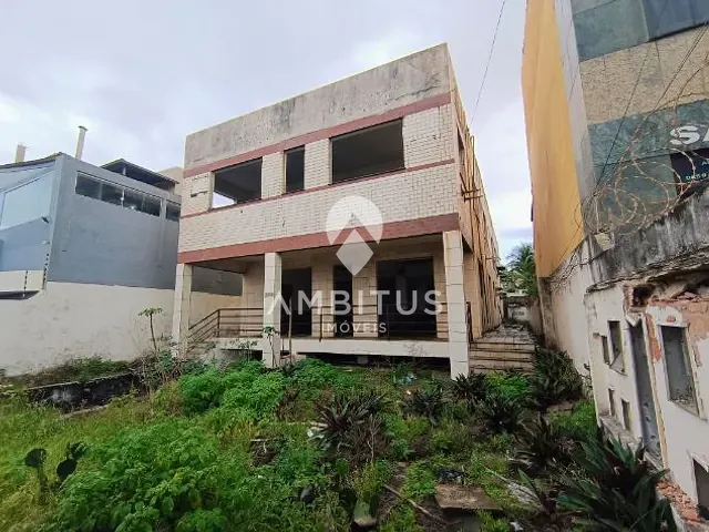 Casa com 588m², à venda ou para alugar, no bairro Piatã em Salvador