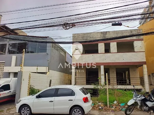 Casa com 588m², à venda ou para alugar, no bairro Piatã em Salvador