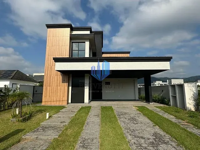 Casa com 375m² 4 quartos e 3 banheiros, à venda ou para alugar, no bairro Santa Regina em Camboriú