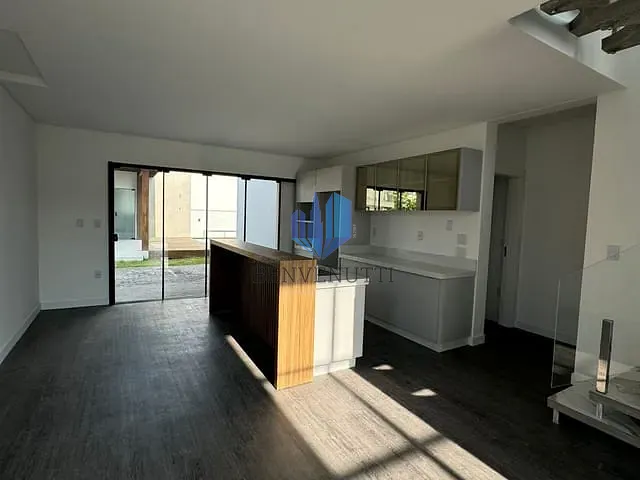 Casa com 375m² 4 quartos e 3 banheiros, à venda ou para alugar, no bairro Santa Regina em Camboriú