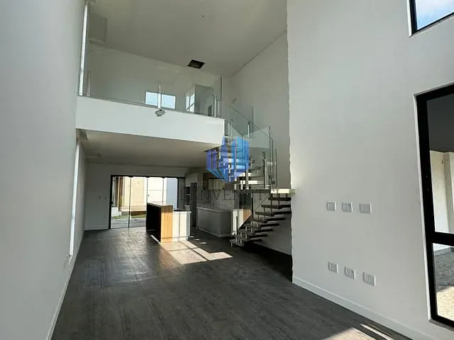 Casa com 375m² 4 quartos e 3 banheiros, à venda ou para alugar, no bairro Santa Regina em Camboriú